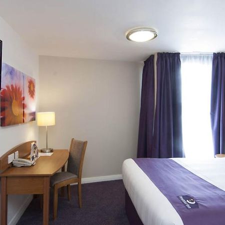 Premier Inn London Gatwick Airport South - London Road クローリー エクステリア 写真