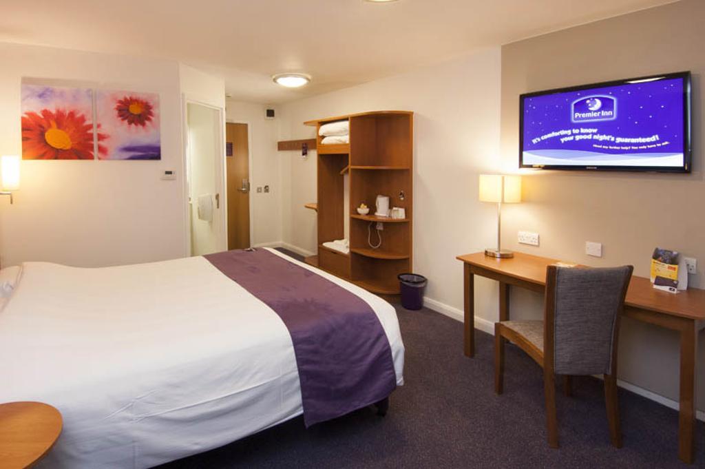 Premier Inn London Gatwick Airport South - London Road クローリー エクステリア 写真