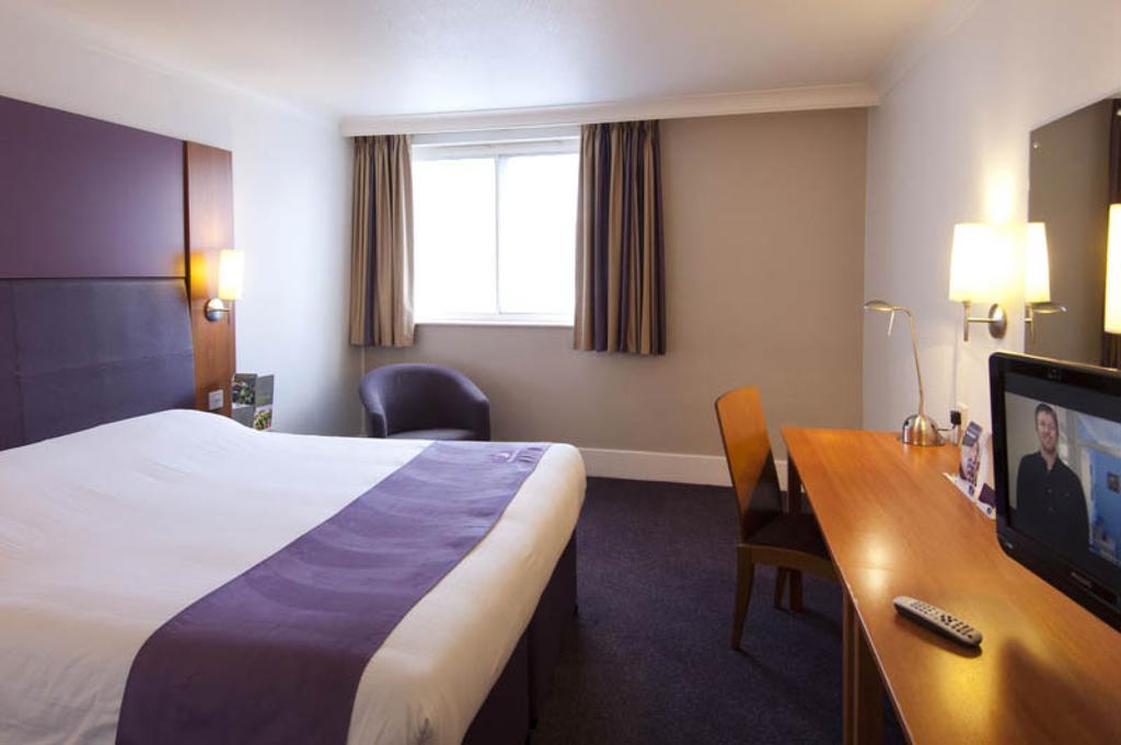 Premier Inn London Gatwick Airport South - London Road クローリー エクステリア 写真