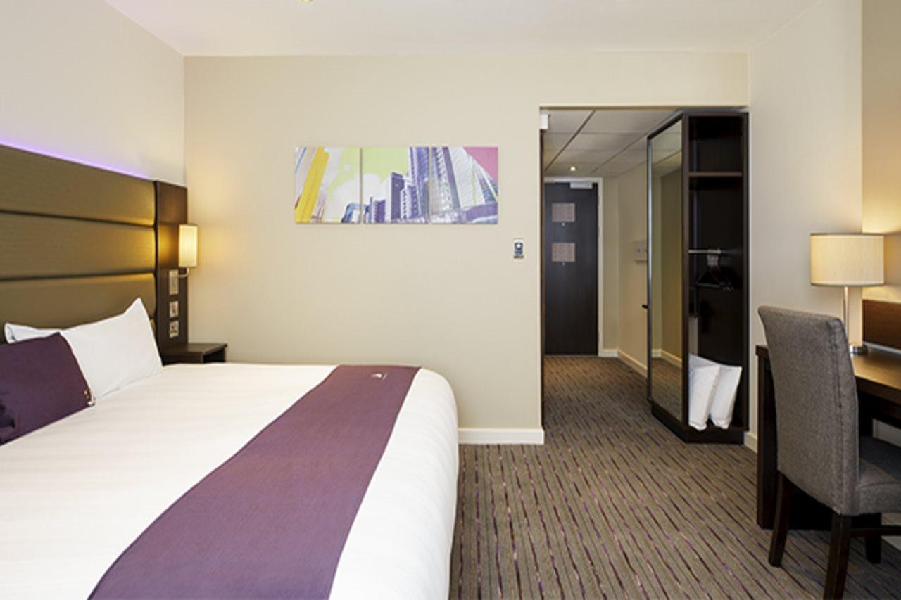 Premier Inn London Gatwick Airport South - London Road クローリー エクステリア 写真