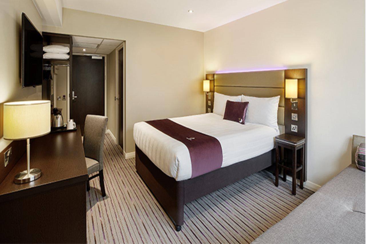 Premier Inn London Gatwick Airport South - London Road クローリー エクステリア 写真