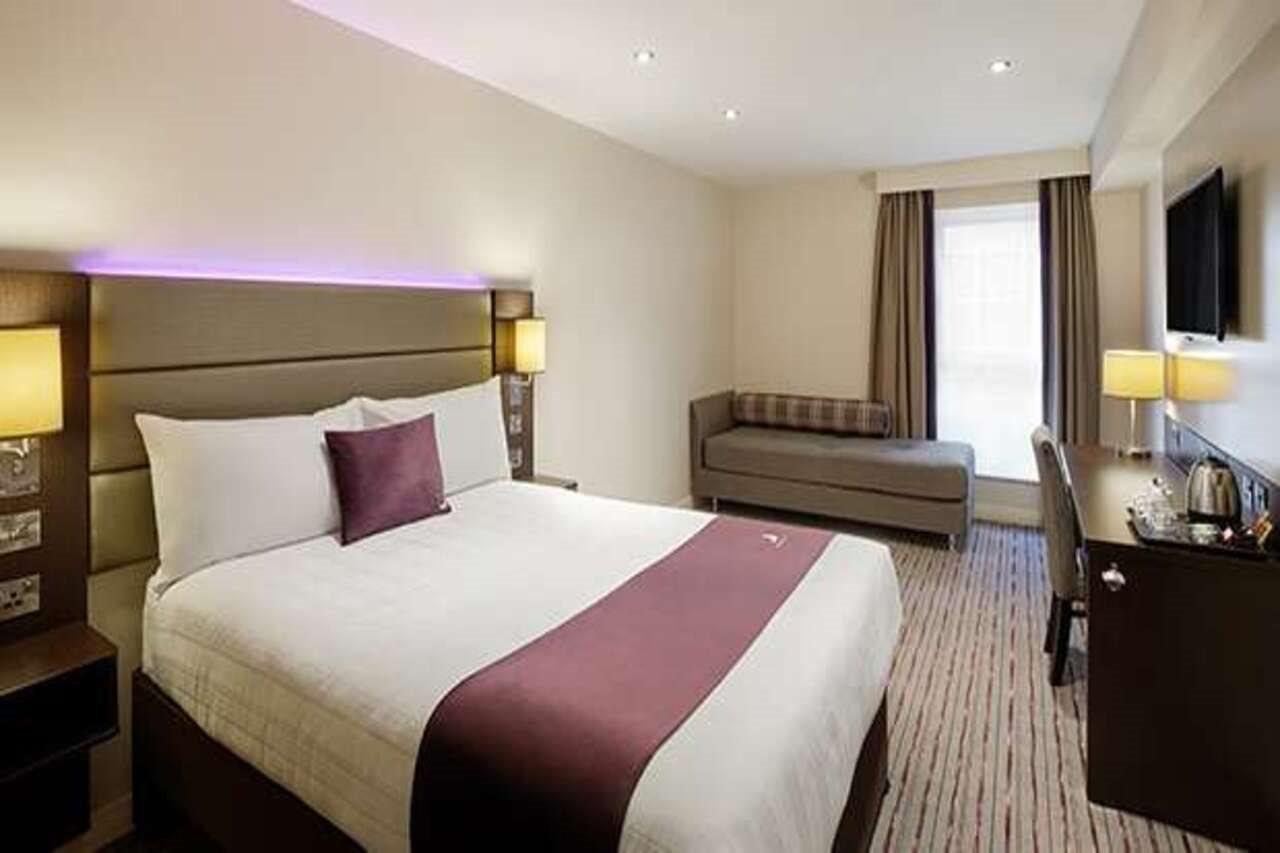 Premier Inn London Gatwick Airport South - London Road クローリー エクステリア 写真