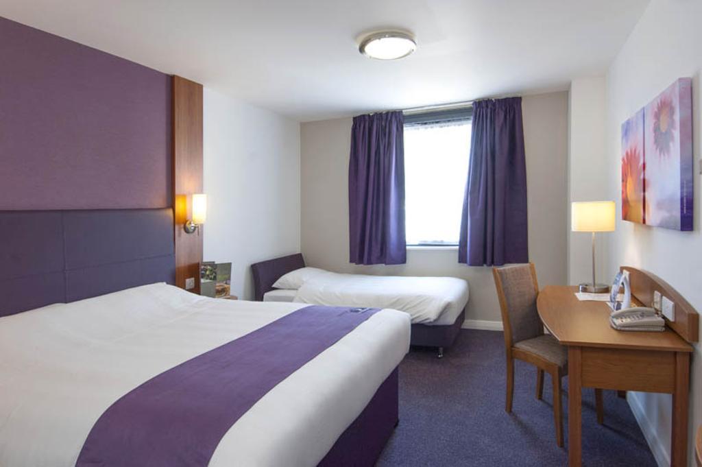 Premier Inn London Gatwick Airport South - London Road クローリー エクステリア 写真