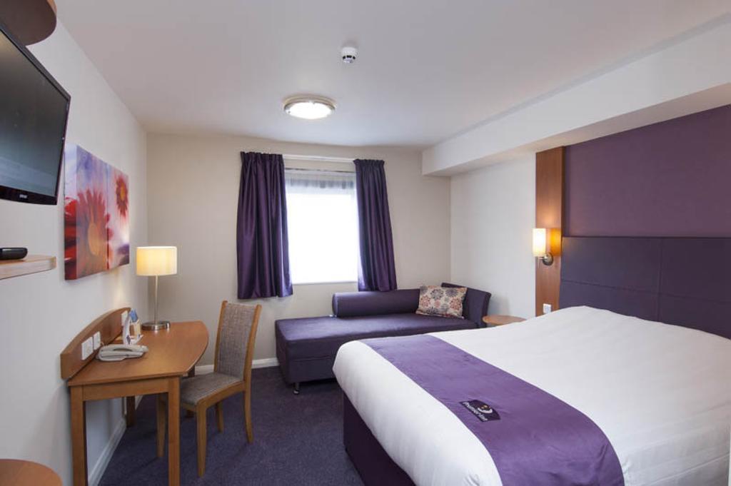 Premier Inn London Gatwick Airport South - London Road クローリー エクステリア 写真