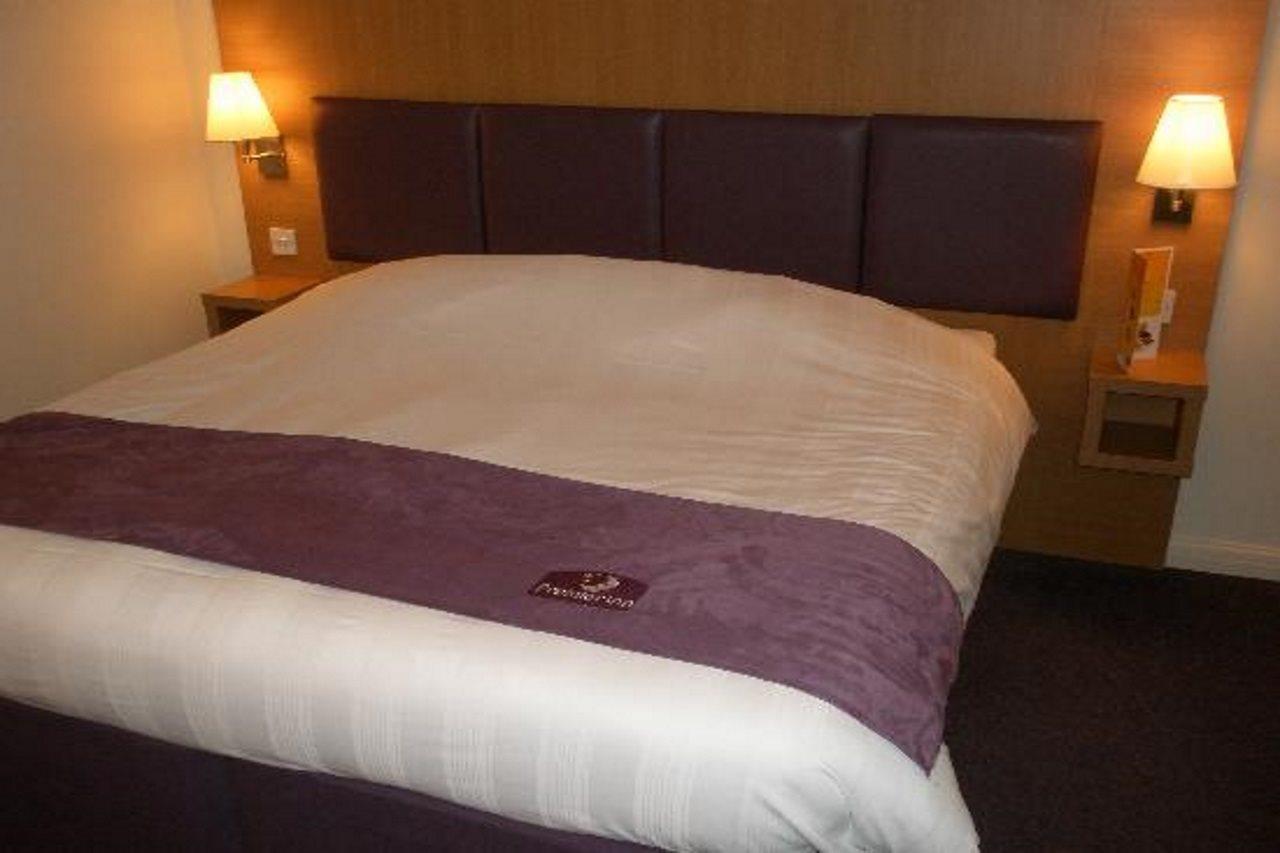 Premier Inn London Gatwick Airport South - London Road クローリー エクステリア 写真