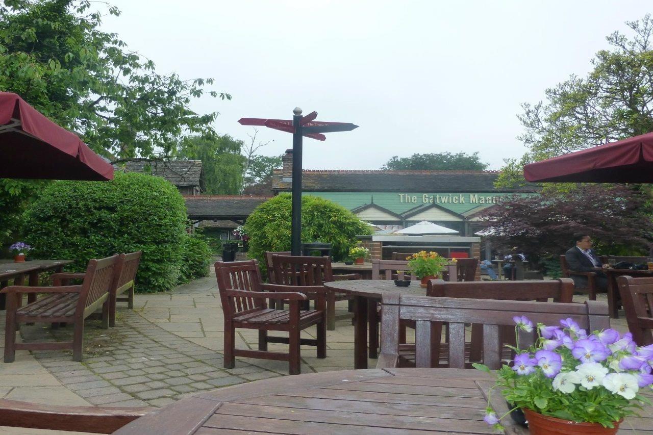 Premier Inn London Gatwick Airport South - London Road クローリー エクステリア 写真
