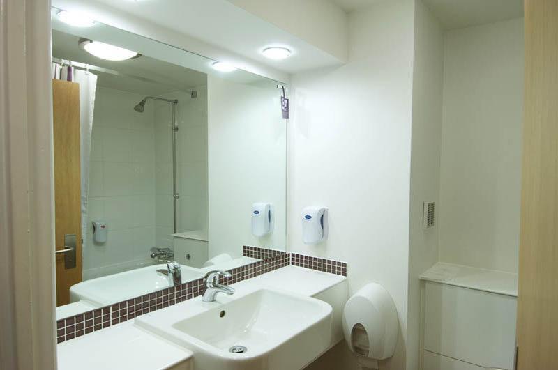 Premier Inn London Gatwick Airport South - London Road クローリー エクステリア 写真