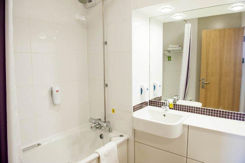 Premier Inn London Gatwick Airport South - London Road クローリー エクステリア 写真