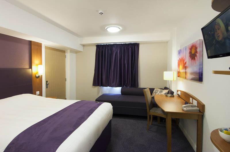 Premier Inn London Gatwick Airport South - London Road クローリー エクステリア 写真