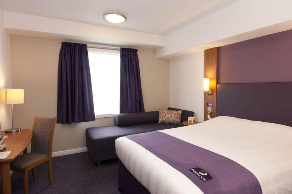 Premier Inn London Gatwick Airport South - London Road クローリー エクステリア 写真